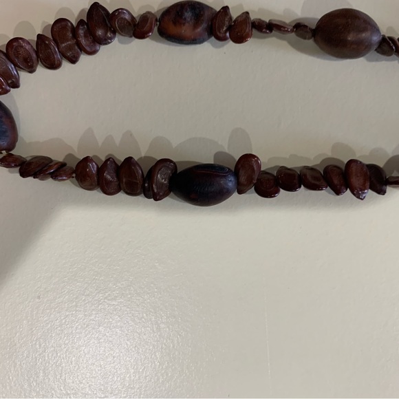 Two necklaces a multi strand and a single strand - Picture 2 of 6